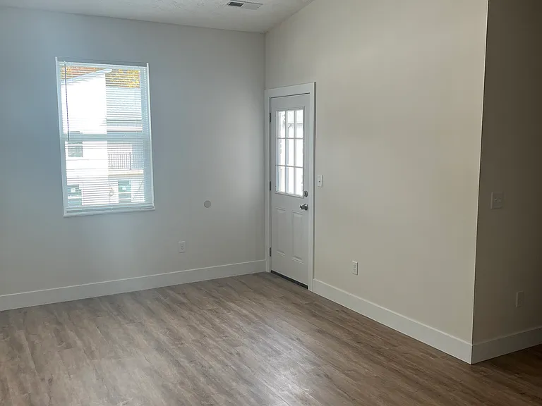 409 Court Yard Ln — Photo 28