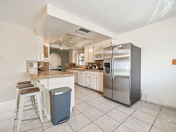 4th image of 601 N Las Posas St