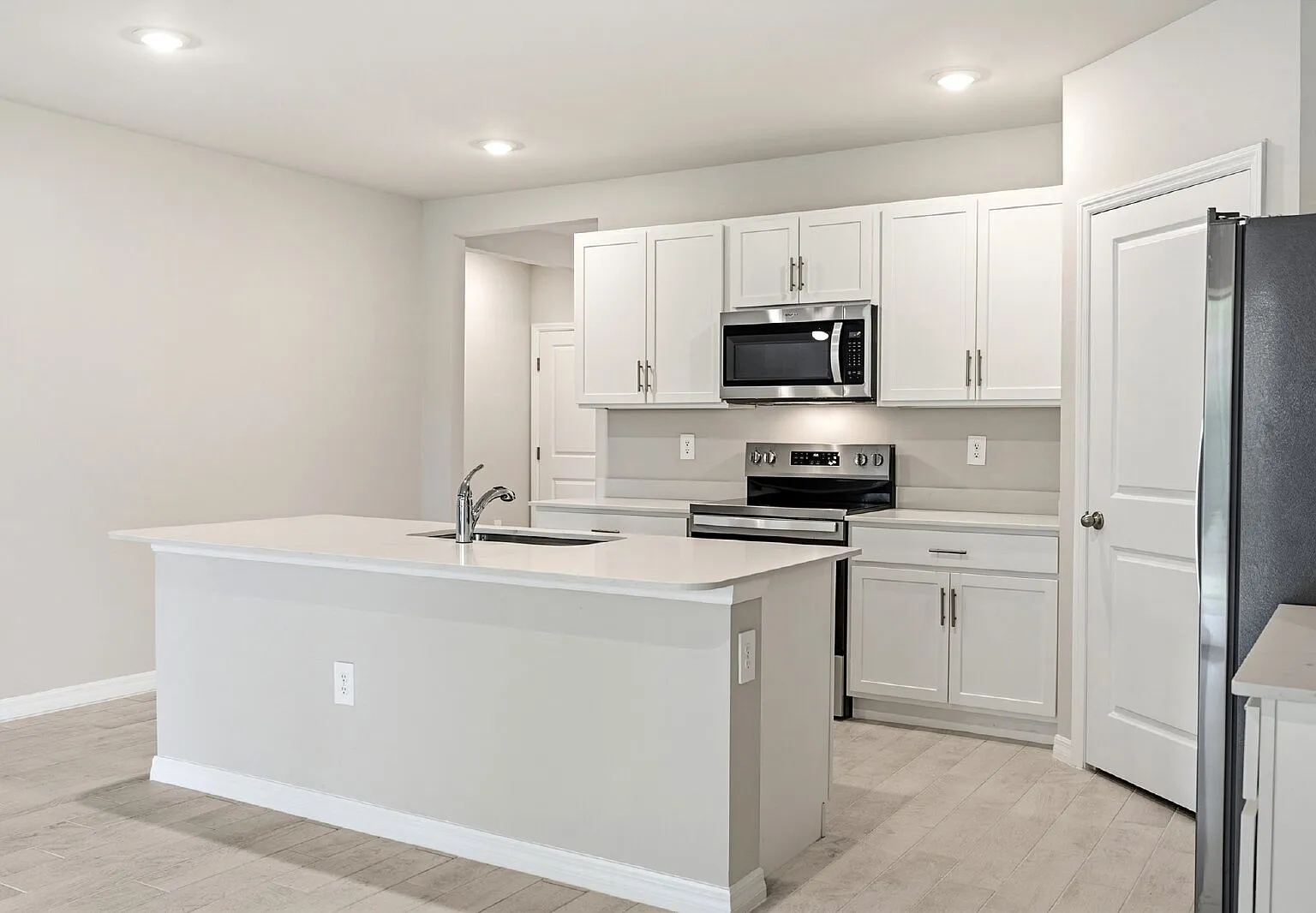 4 bed, 2.0 bath, 1828 sqft, $2,100 — Photo 3