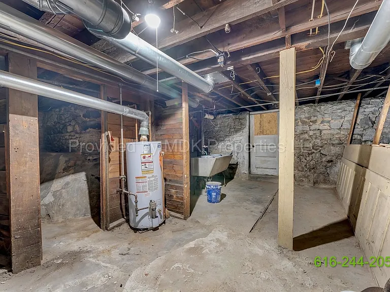 425 Woodlawn St SE — Photo 34