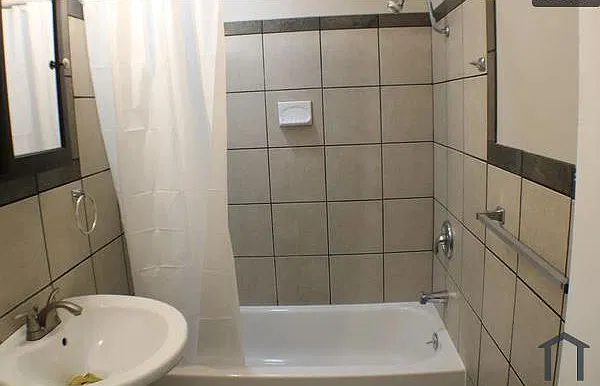 5 bed, 1600 sqft, $2,700 — Photo 3