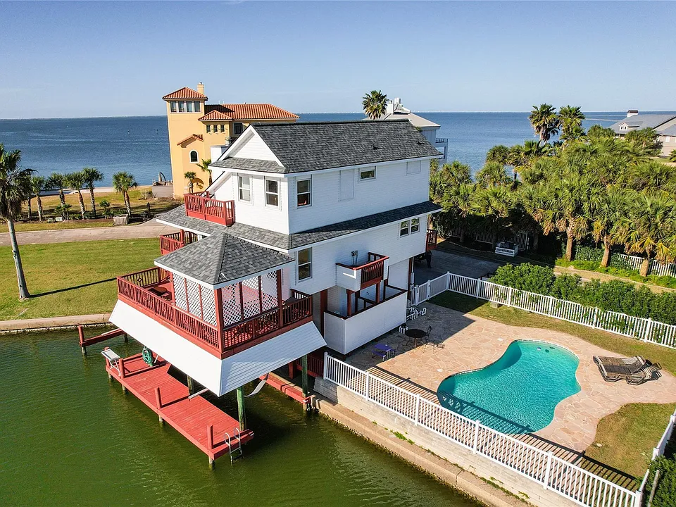 16619 Bayfront Dr