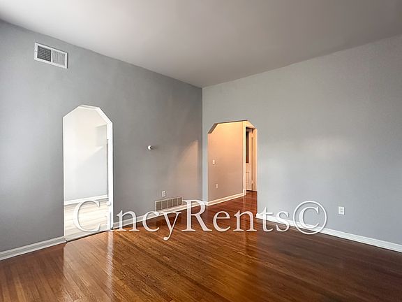 3rd image of 3223 Woodburn Ave #4