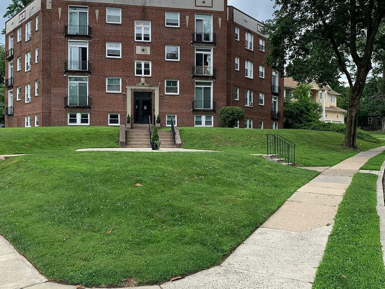 625 E Vernon Rd — Photo 2