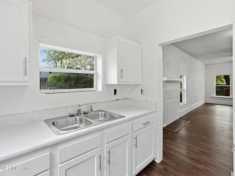 357 Crystal St — Photo 9