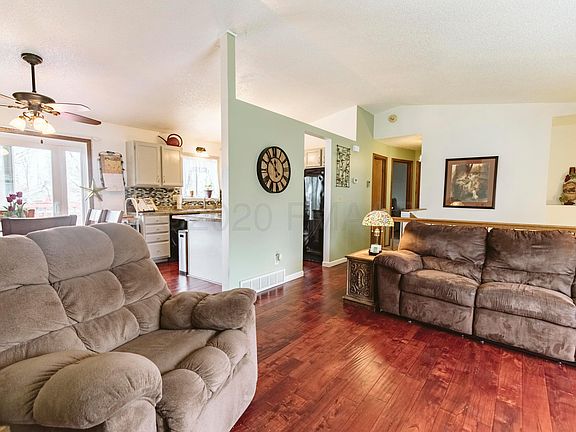 4th image of 3733 Village Green Cir