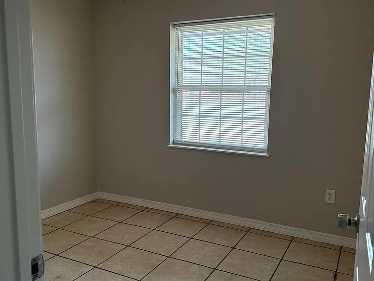 98 Russell Blvd — Photo 4