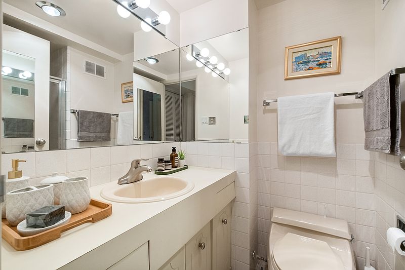 West Vancouver Apartment for rent - 2 Bedrooms — photo 14