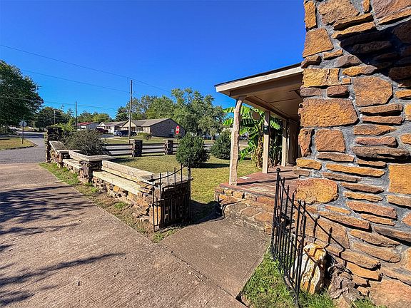 4th image of 501 S Cherokee Ave