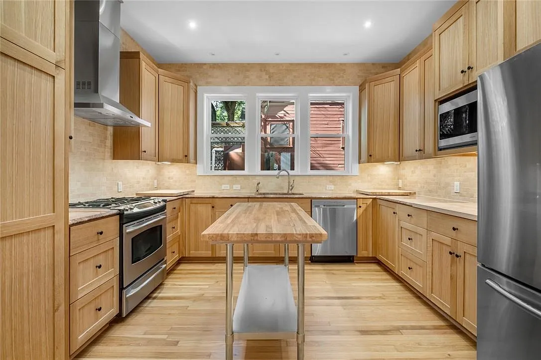 4 bed, 3.5 bath, 2300 sqft, $7,495 — Photo 3