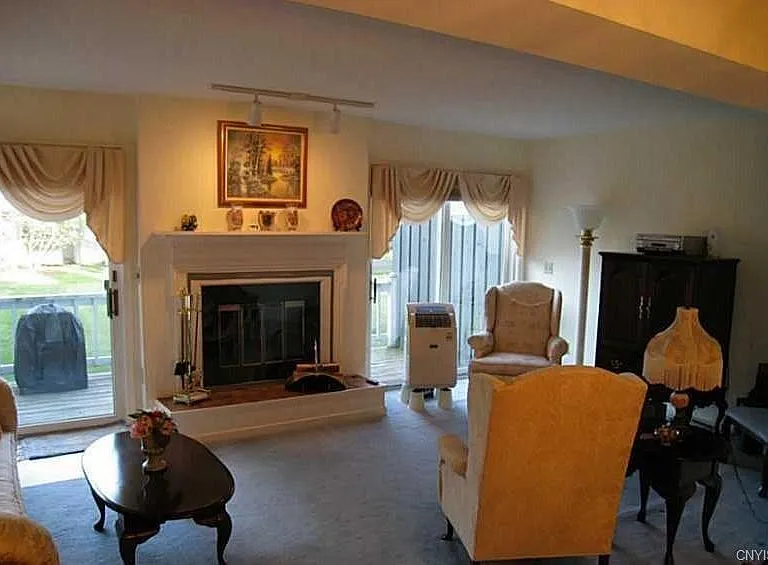 489 Summerhaven Dr N — Photo 3