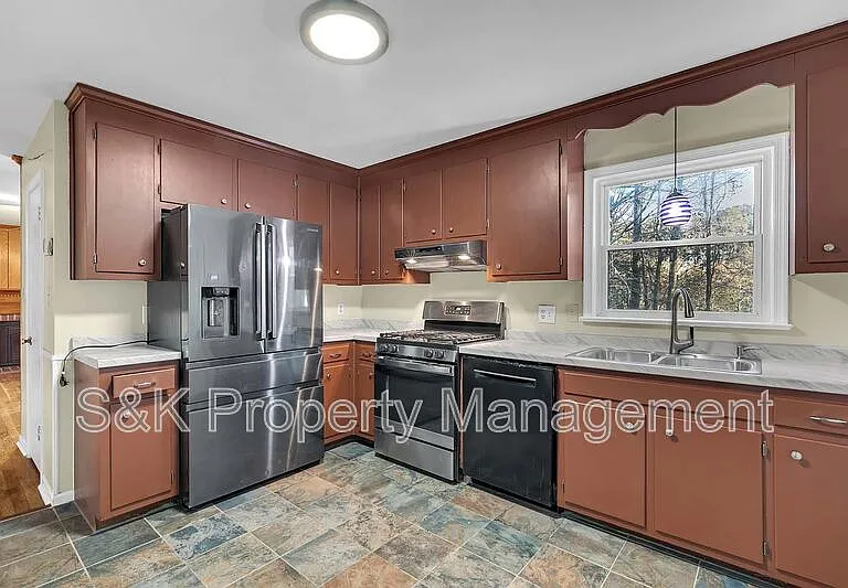 350 Hughes Dr — Photo 9