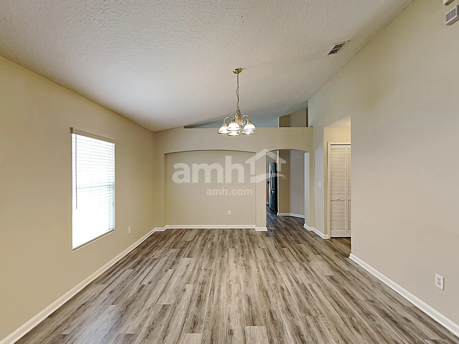 4 bed, 2.0 bath, 1922 sqft, $2,110 — Photo 4