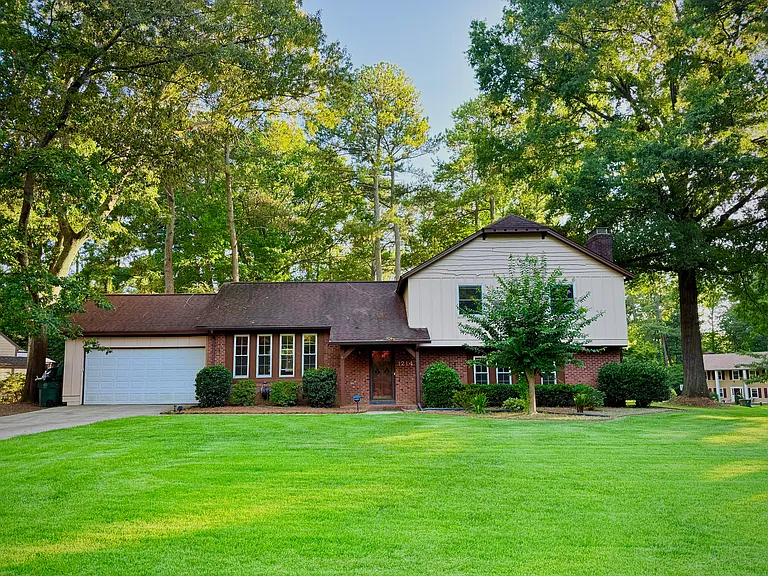 1214 Wellington Ln — Photo 2