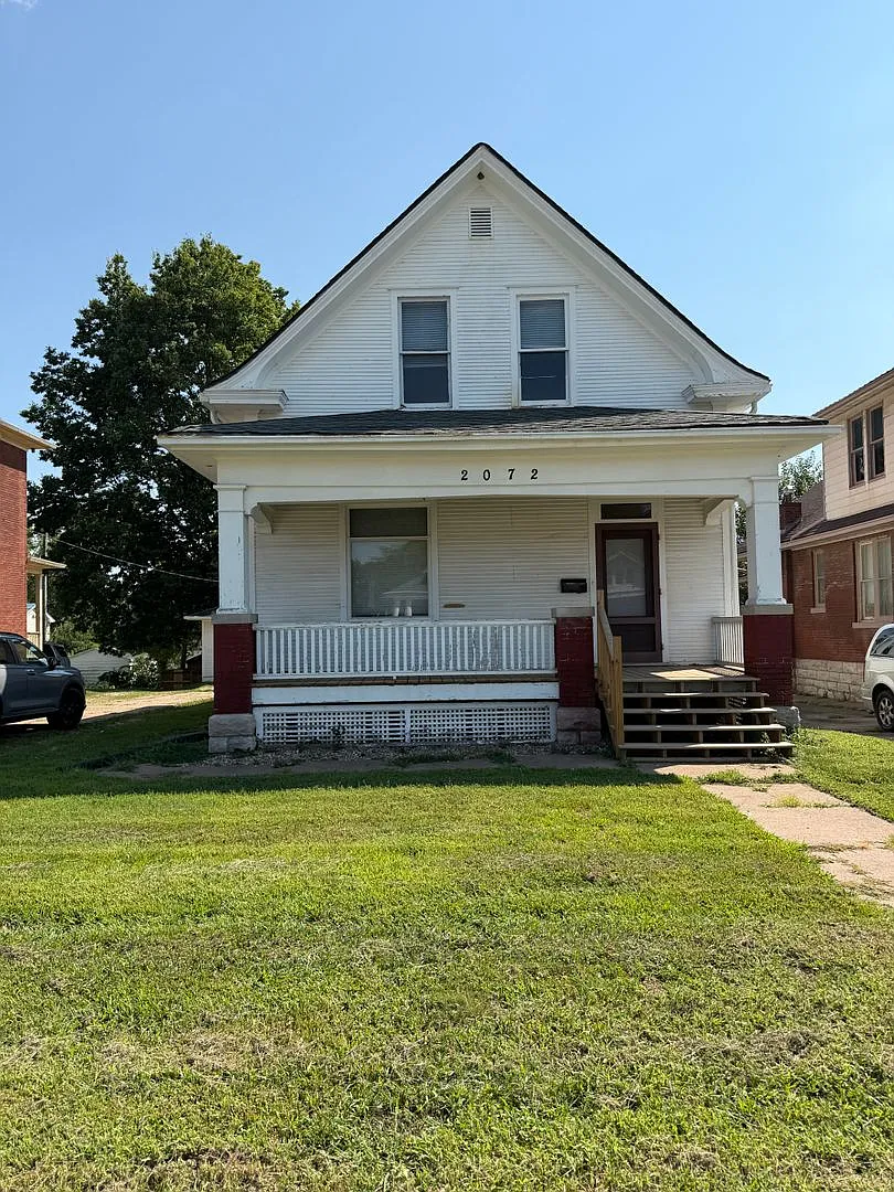 Newly Renovated 3-bedroom 1.5 bath home. Centrally located. — Photo 1