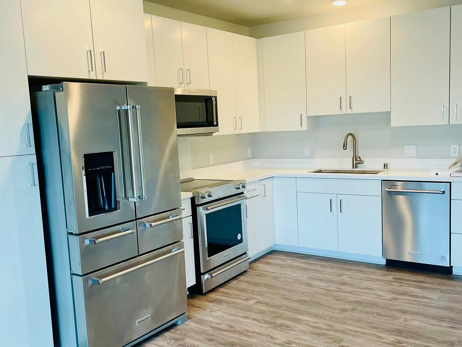2 bed, 910 sqft, $3,350 — Photo 3