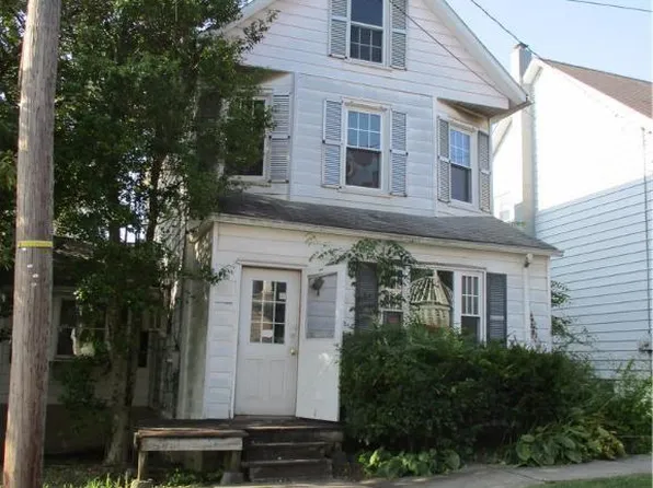 114 E High St, Nazareth, PA 18064