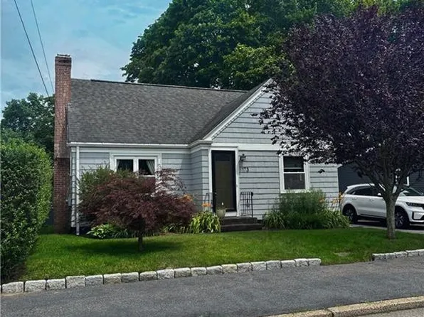 173 Maplecrest Dr, Pawtucket, RI 02861