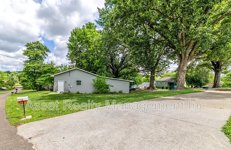 2 bed, 1.0 bath, 1300 sqft, $1,995 — Photo 2
