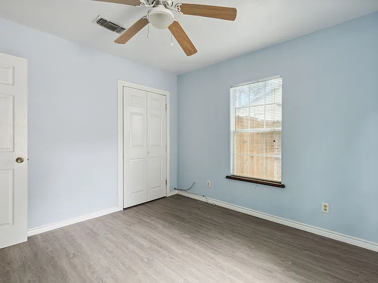 1424 Knight St — Photo 2