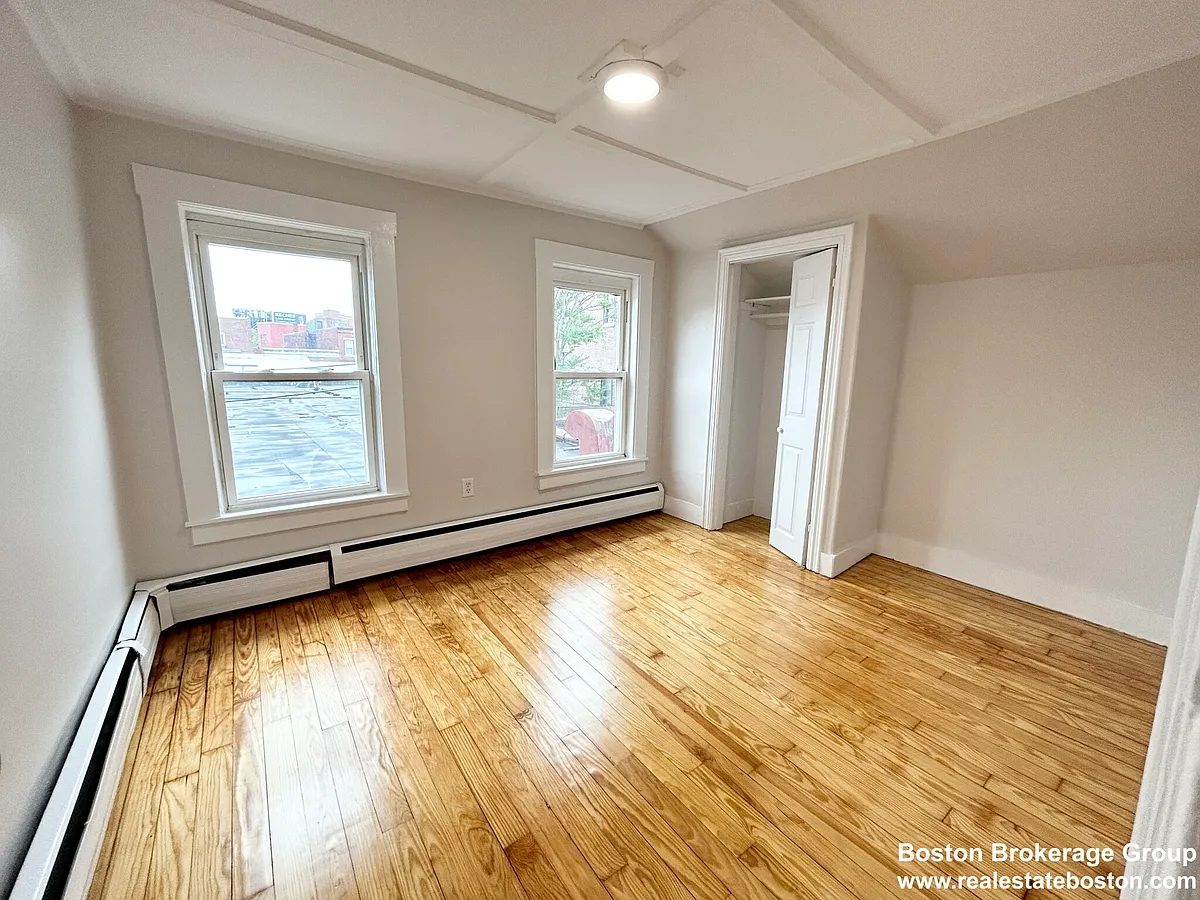 Building Photo - 13 Saratoga St #2