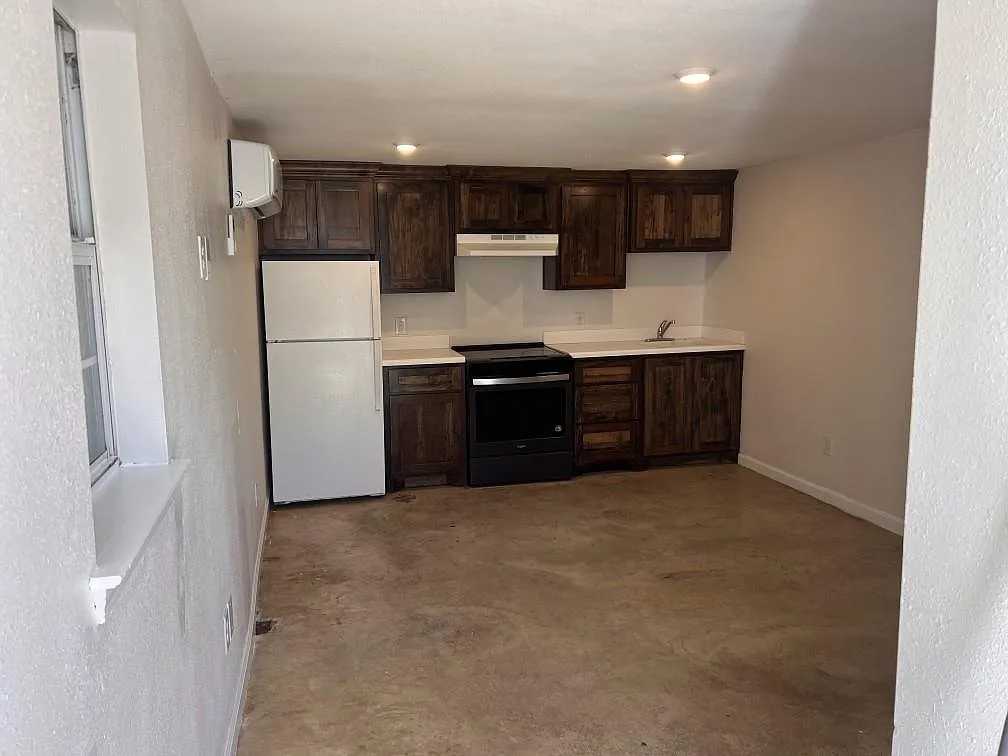 Studio, 1.0 bath, 198 sqft, $800 — Photo 2