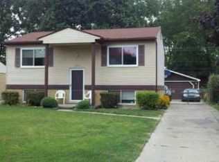 39664 Chart St, Harrison Township, MI 48045
