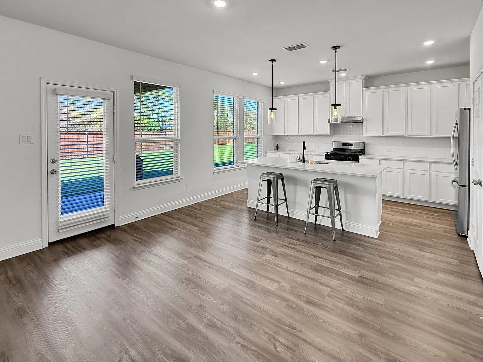 3 bed, 2.5 bath, 2800 sqft, $2,500 — Photo 4