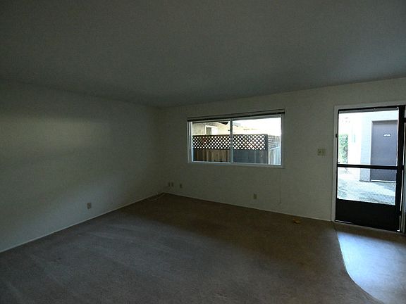 4th image of 909 Castlewood Dr APT 2
