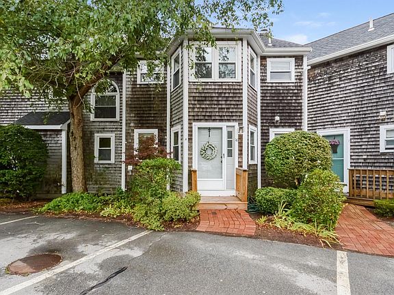 3rd image of 16 Harbor Hill Dr