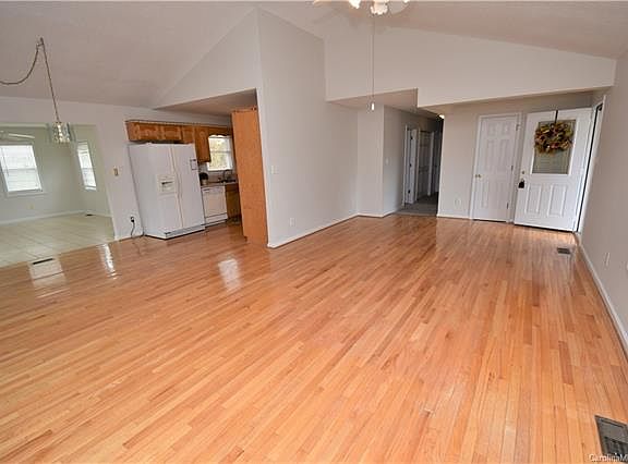 3rd image of 1618 Beverly Ln