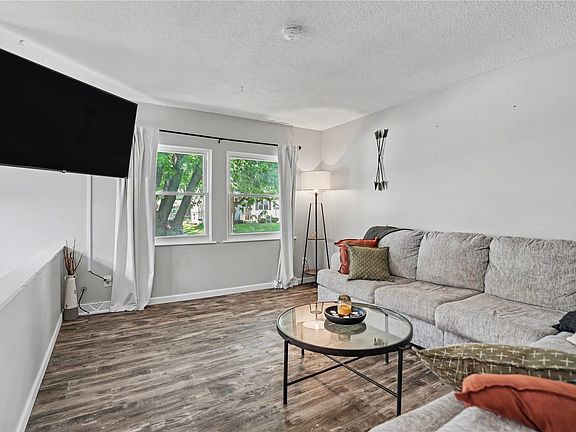 4th image of 1701 Springdale Dr