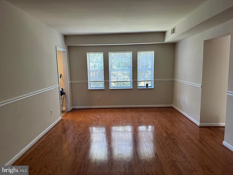 1720 Queens Ln #3172 — Photo 3