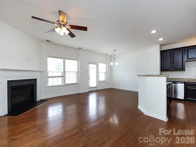 2436 Silverthorn Dr — Photo 6