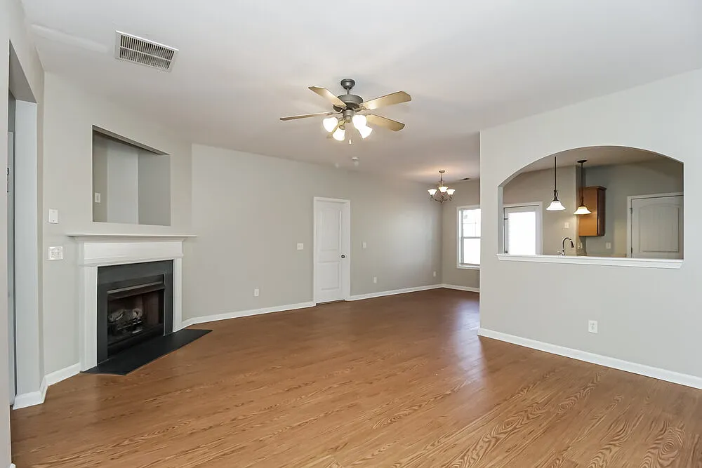 3 bed, 2.5 bath, 2303 sqft, $2,605 — Photo 4