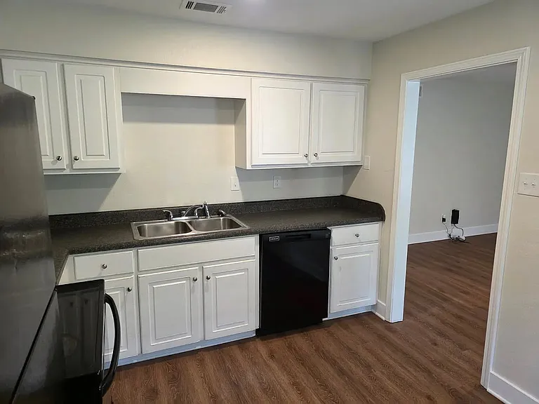 806 Park Ln — Photo 2