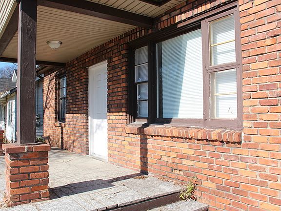 3rd image of 1047 E Trinity Ln