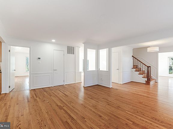 4th image of 8421 Holly Leaf Dr