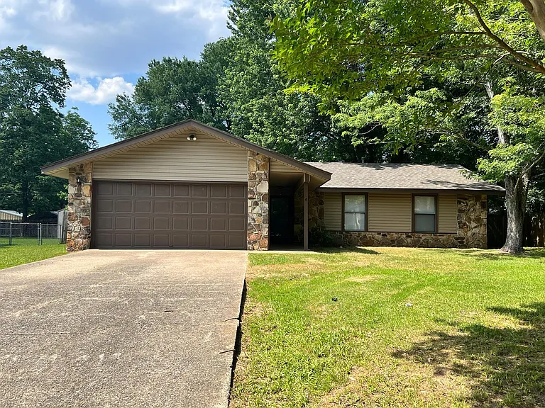 4 Hawthorne Dr — Photo 1