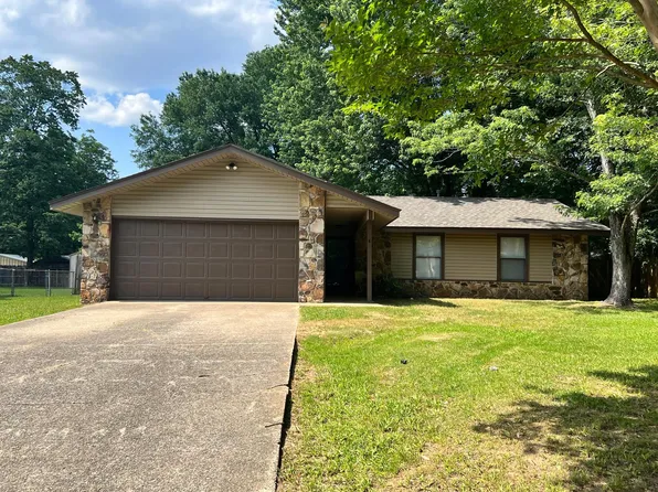 4 Hawthorne Dr, Conway, AR 72034