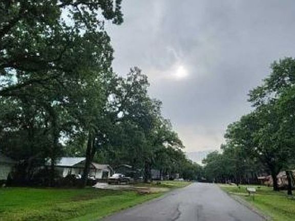 Exterior Neighborhood (street photo)