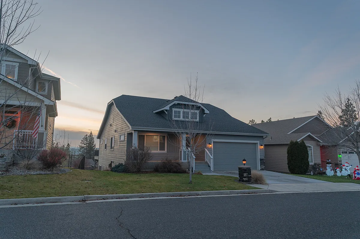 Evening picture - automatic lights - 5616 S Ravencrest Dr