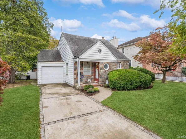 596 Foch Boulevard, Williston Park, NY 11596