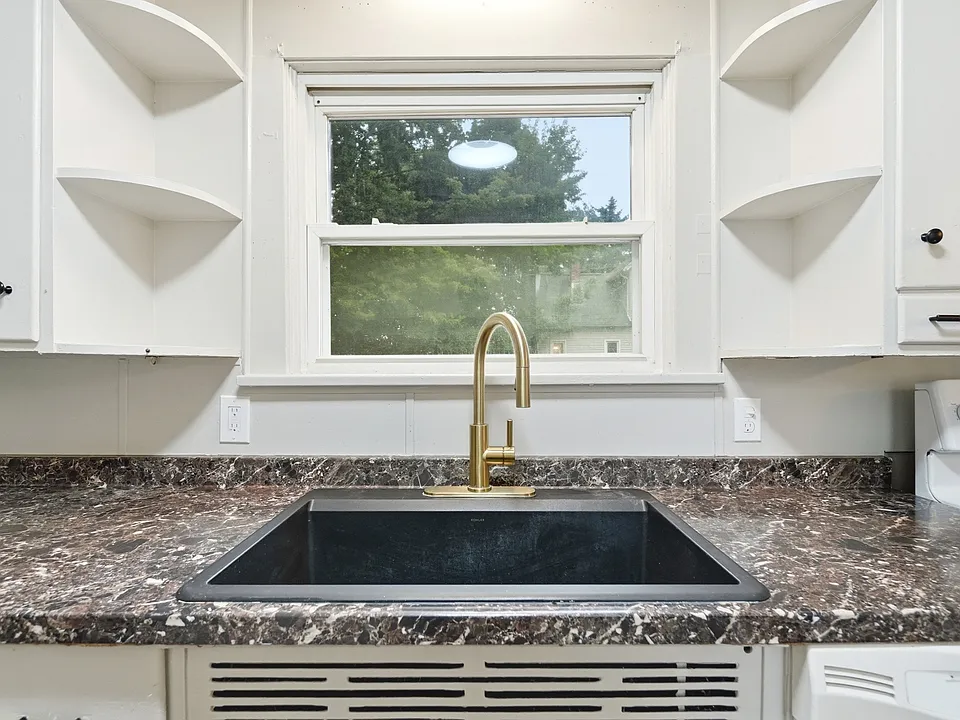 334 W 9th St