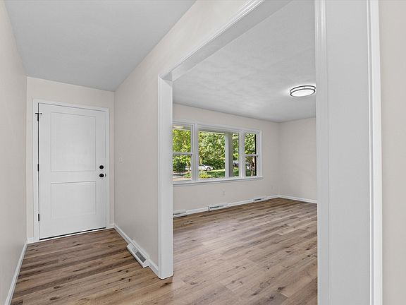 5th image of 104 Defoe Ct