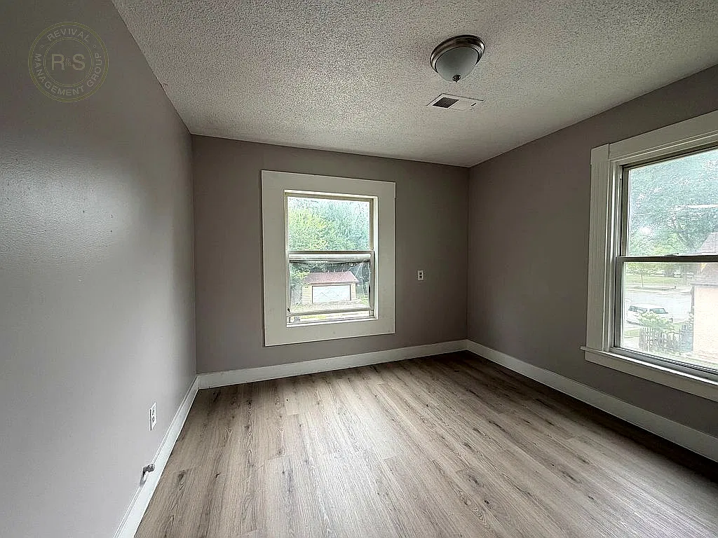 4 bed, 1400 sqft, $2,400 — Photo 3