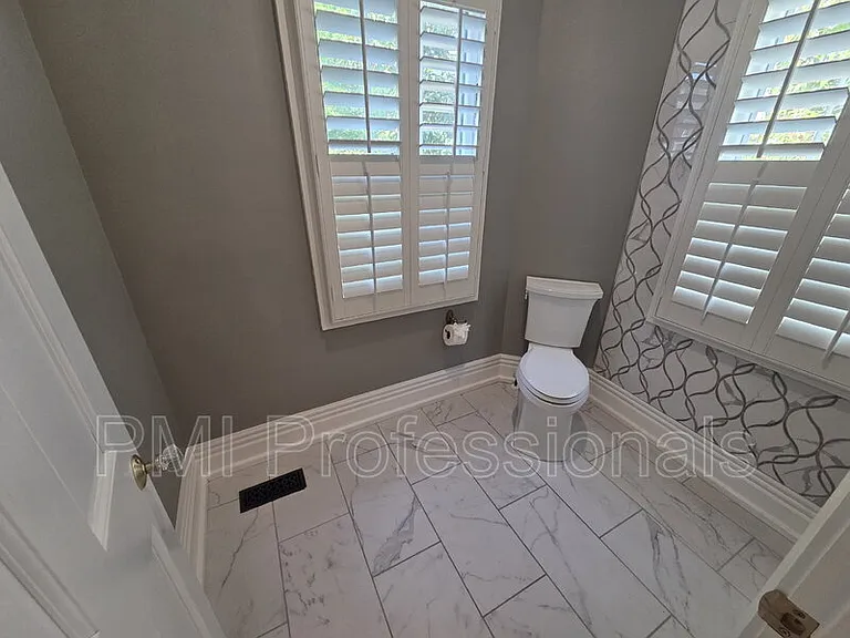 401 E Main St — Photo 13