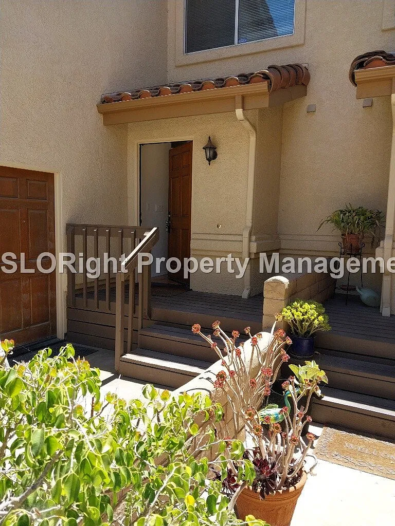 3 bed, 2.5 bath, 1358 sqft, $3,000 — Photo 2