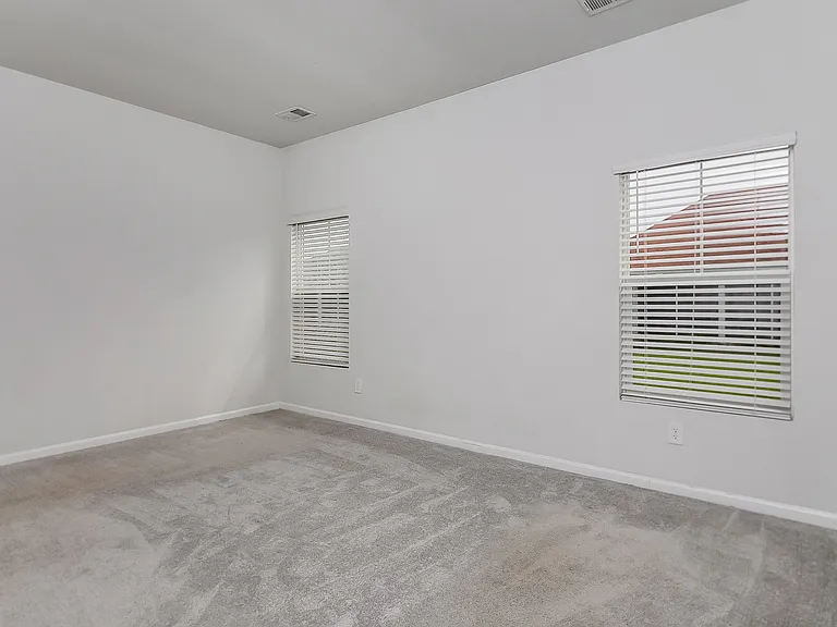 136 S Reindeer Rd — Photo 9