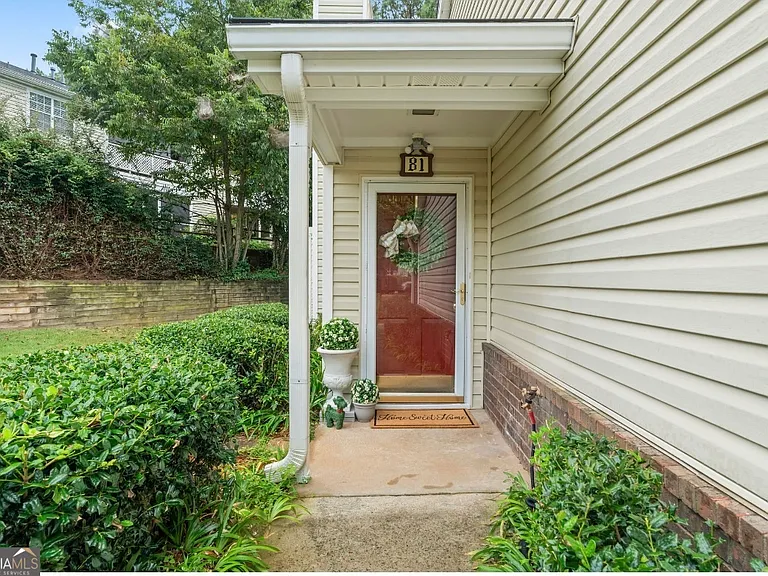 81 Hampshire Ct — Photo 25